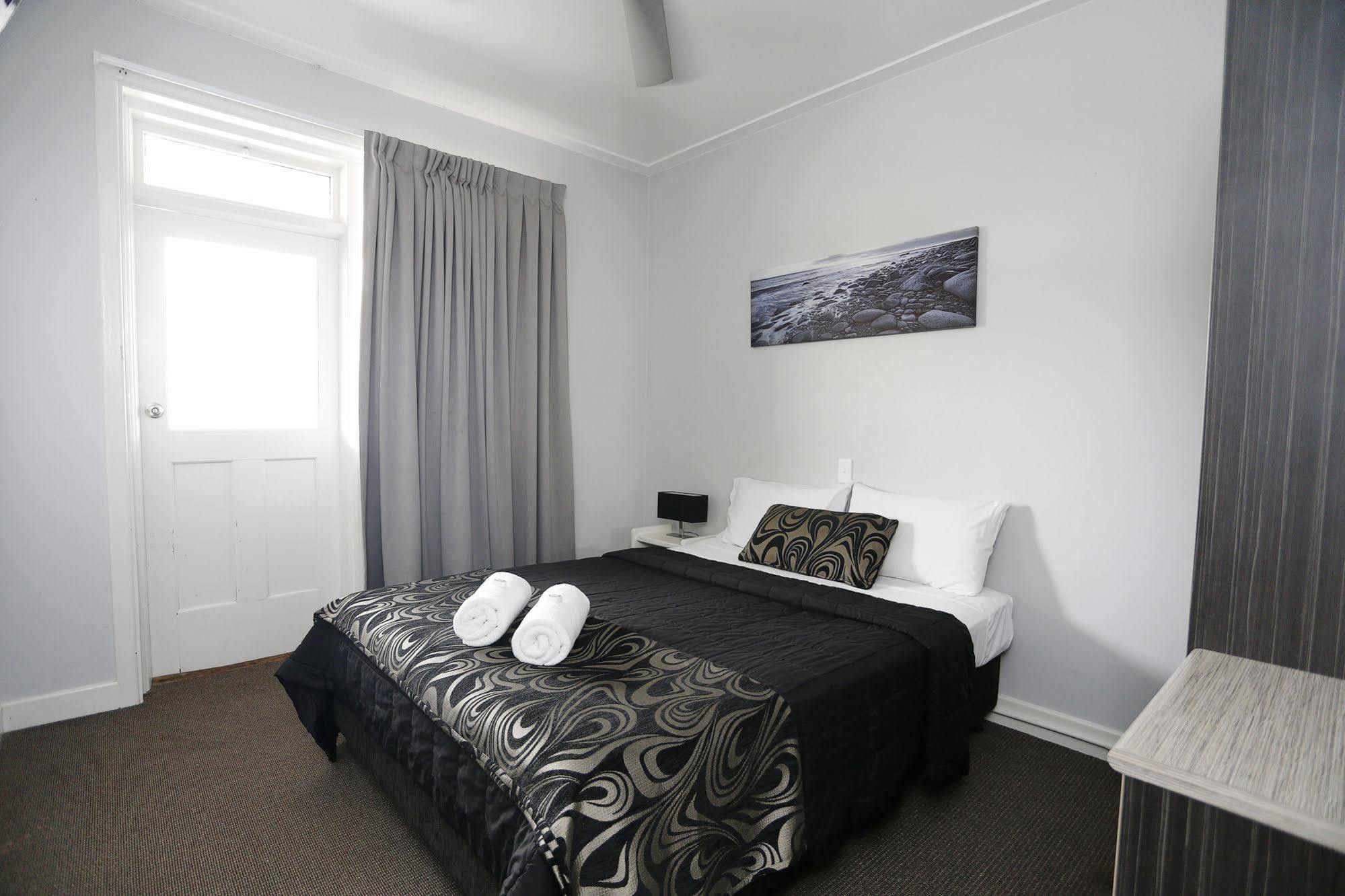 The Lakes Hotel Entrance Exterior foto